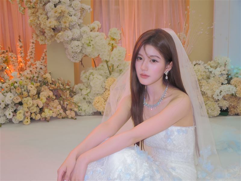 《許我耀眼》是趙露思首度挑戰心機「惡女」角色。（圖／翻攝自許我耀眼 微博）