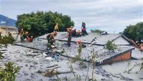 黑色土石泥流淹沒民宅，只剩屋頂可見，淤積厚度近3公尺。（翻攝花蓮縣政府臉書）