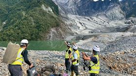 監測人員前往馬太鞍溪堰塞湖勘查，研擬因應對策。（翻攝馬太鞍溪堰塞湖監測紀實官網）