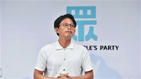 黃國昌指揮狗仔跟拍政敵，伺機操弄輿論，經費來源成謎，是否有港資介入，有待國安單位查明。（鏡報李智為）