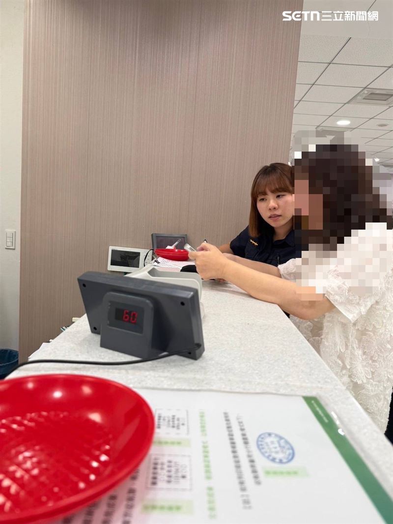 蔡女僅透過網路認識一名自稱「賴先生」的男子，對方聲稱可承接其住家裝潢工程，雙方卻未簽署任何正式契約，也沒有正式報價單。對方僅以口頭約定250萬元承包工程，並要求當日先支付163萬元現金，警方立刻出動阻詐。(圖/翻攝畫面)