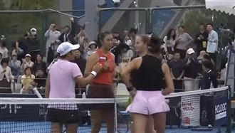 巧妙躲過與詹皓晴握手　謝淑薇幽默回應