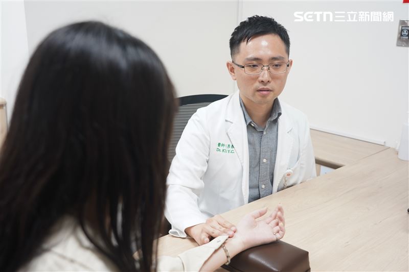 民眾一回到南部老家總會開始連打噴嚏、鼻水直流，夜間甚至鼻塞到難以入眠，連異位性皮膚炎也跟著復發，不僅皮膚搔癢，還紅疹叢生。（圖／翻攝畫面）