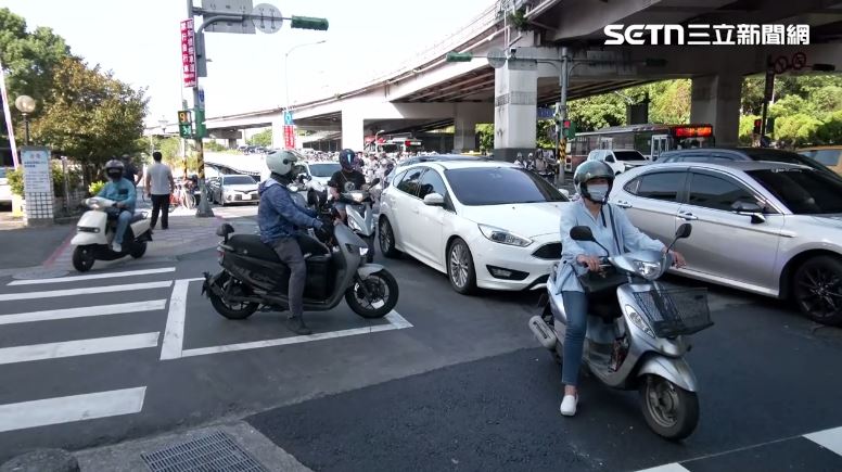 公館圓環拆除後，第一個上班日。（圖／翻攝畫面）