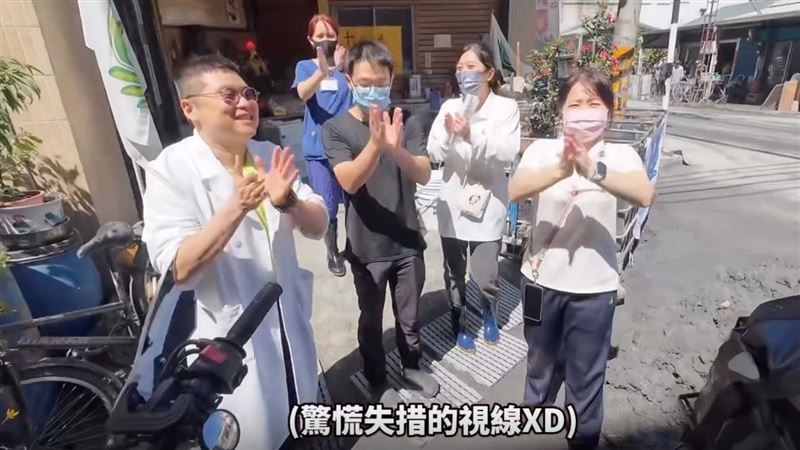 5名慈濟醫療人員突然站在一起喊「拍手準備」，圍繞著男子熱烈鼓掌致謝。（圖／翻攝自Thread @zorg_wen）