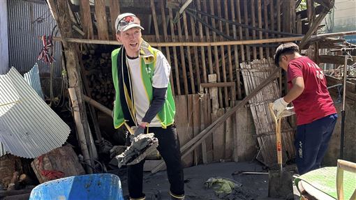 穿綠背心救災挨酸作秀　法籍網紅委屈發聲