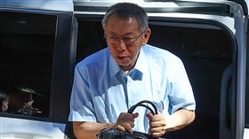 柯文哲涉貪污案　北院開庭（2）台北地方法院25日開庭審理前台北市長柯文哲（圖）涉貪污案，柯文哲提著公事包抵達法院準備出庭。中央社記者王騰毅攝  114年9月25日
