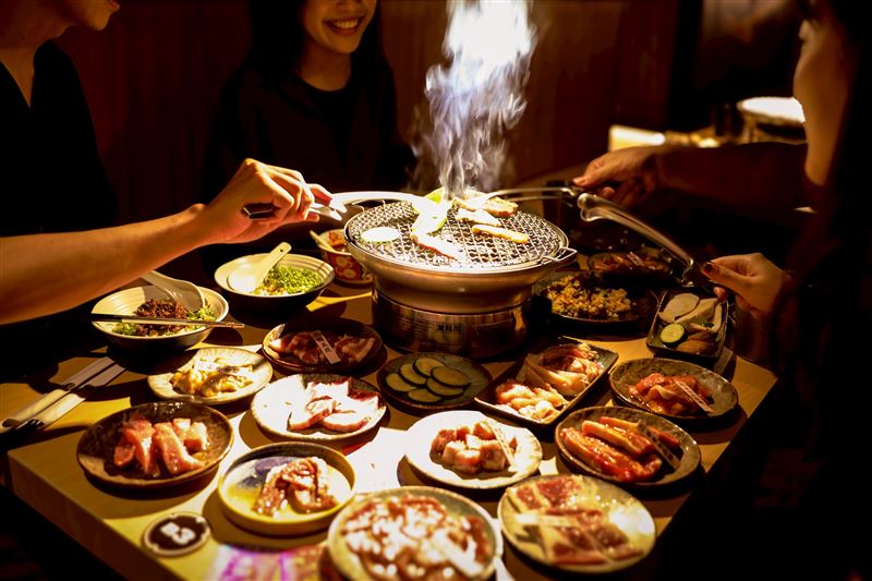 築間旗下7大燒肉品牌品牌推出用餐抽日本、韓國來回機票及品牌餐廳現金抵用券。(圖／築間提供)