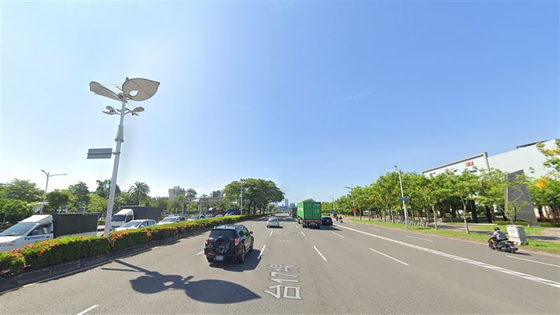 吳男行經高雄中山四路、中安路口被檢舉「蛇行」遭開罰，但法官看完檢舉影片後，確實與蛇行定義不符因此撤銷。（圖／翻攝GoogleMaps）