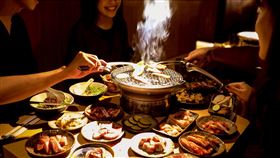 築間,燒肉,媽祖,御守(圖／築間提供)