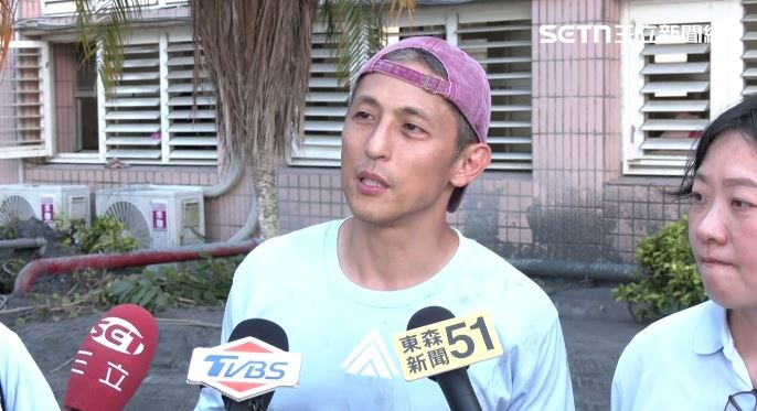 吳怡農親自到光復國中協助學校，希望盡快恢復校園。（圖／翻攝自吳怡農臉書）