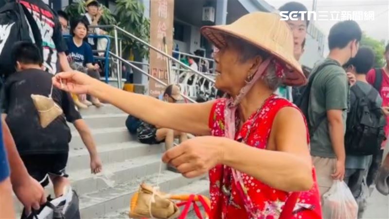 光復站阿嬤發粽子不敢拿？花蓮人解釋暖爆
