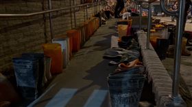 光復火車站前「一排排超人裝備」畫面曝　志工雨鞋、鏟子自助交接。（圖／翻攝自柯金源臉書）