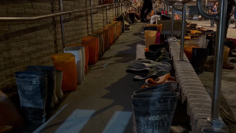 一名網友在 Threads 分享，一場「雨鞋互換」，讓不少網友直呼浪漫。（圖／資料庫）