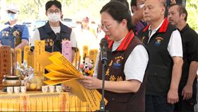 花蓮馬太鞍溪堰塞湖溢流釀18死6失蹤，今天（30日）上午罹難者家屬舉辦頭七法會，縣長徐榛蔚到場致意，徐上香時眼眶泛紅，誦經時更是一度哭到唸不出來，頻頻拭淚，但死者家屬不領情，質疑縣府有無確實執行強制撤離，還說家人死得很冤，我們只想要知道真相。