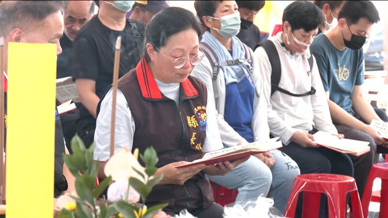 罹難者頭七法會，縣長徐榛蔚到場致意，誦經時更是一度哭到唸不出來。（圖／翻攝畫面）