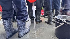 林弘展直擊，清掃志工排隊將沾滿災區污泥的雨鞋清洗乾淨才上車，他說，看到的是「鏟子超人們，最暖心的體貼」。（圖／林弘展提供）
