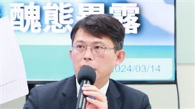 黃國昌養狗仔事件引爆全台輿論。（圖／翻攝自黃國昌臉書）