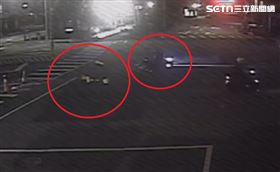 離譜施工！放三角錐沒警示燈　害騎士撞傷（圖／翻攝畫面）