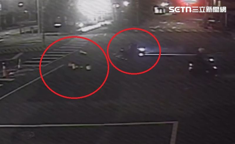 夜間燈光不足，朱男未及時察覺前方施工區內僅擺放、卻未加裝爆閃燈的三角錐，當場撞上後連人帶車倒地。（圖／翻攝畫面）