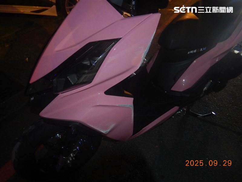 事故造成機車車頭與左側車身明顯受損，朱男右腳挫傷，經送醫治療並無大礙。（圖／翻攝畫面）