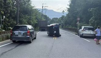 40歲男閃神撞路邊車翻覆！3人爬出急送醫