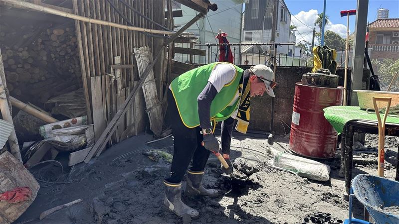 法網紅穿綠背心救災被酸！曝挺進花蓮原因