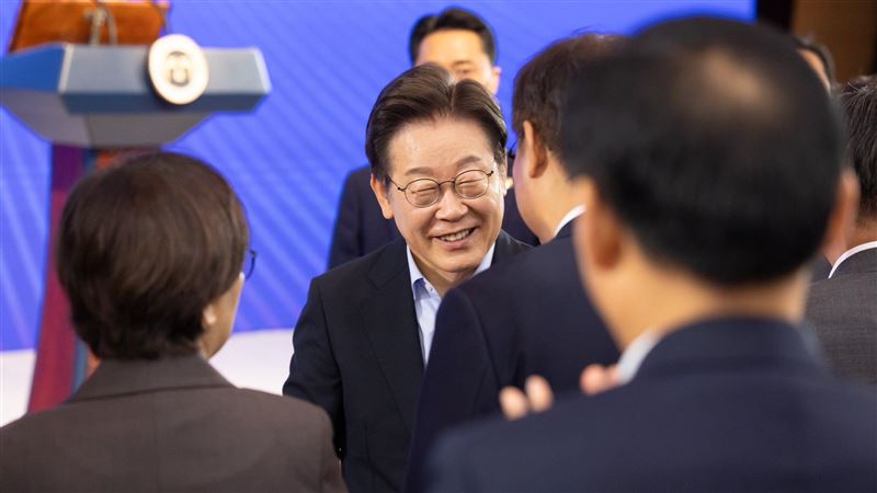 外界認為對於暫時性對中國團客提供免簽，是南韓總統李在明為10月的APEC峰會鋪路。（圖／翻攝自李在明臉書）