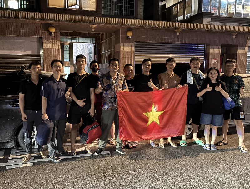 各地志工湧入協助清淤，也包括越南與印尼移工。（圖／中央社）