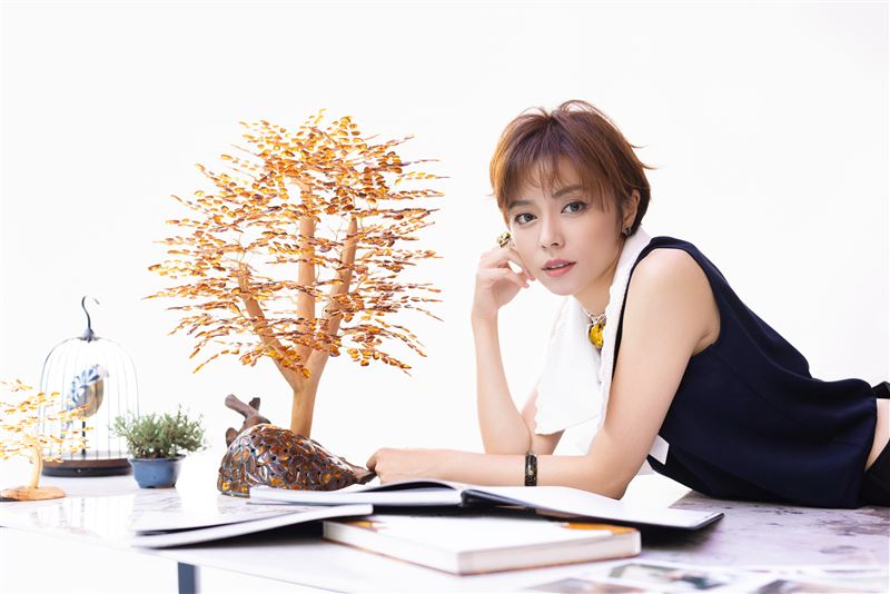 王瞳靠琥珀樹好運來。（圖／鏡藝宏海提供）
