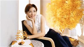 王瞳靠琥珀樹好運來。（圖／鏡藝宏海提供）