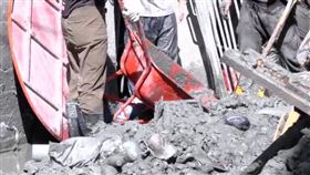 民眾湧入花蓮光復鄉幫忙救災 鏟子超人