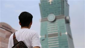 網路瘋傳影片驚見奧斯卡紀錄片《赤手登峰》主角 Alex Honnold 疑似挑戰台北101 外牆攀爬，身影現身高樓平台休息，引發熱議。台北101 回應已啟動全面安全審查，細節將再行公布。（示意圖／PIXABAY）