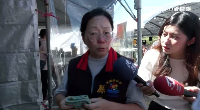 徐臻蔚多次被追問有聽到民眾不滿嗎，才說大家都悲痛。（圖／翻攝畫面）