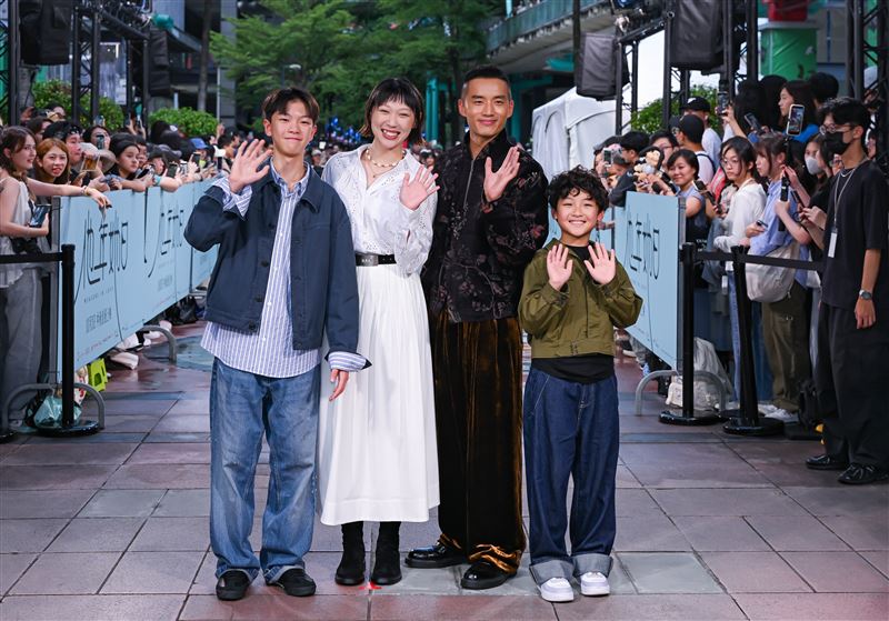 電影中的「小薯仔」王子軒(左起)、韓佩瑤、陳澤耀與「小番茄」黃梓曜。（圖／甲上娛樂提供）