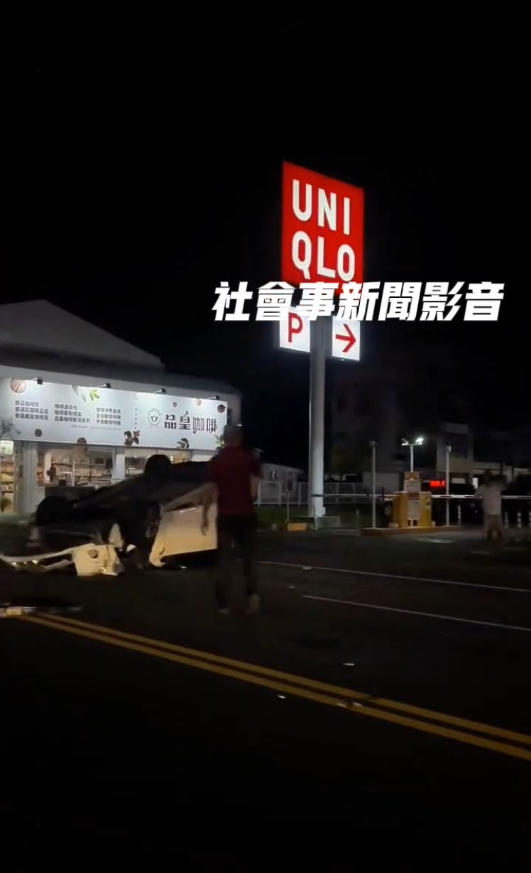 台南新營復興路發生一起翻車事故。（圖／翻攝社會事新聞影音）