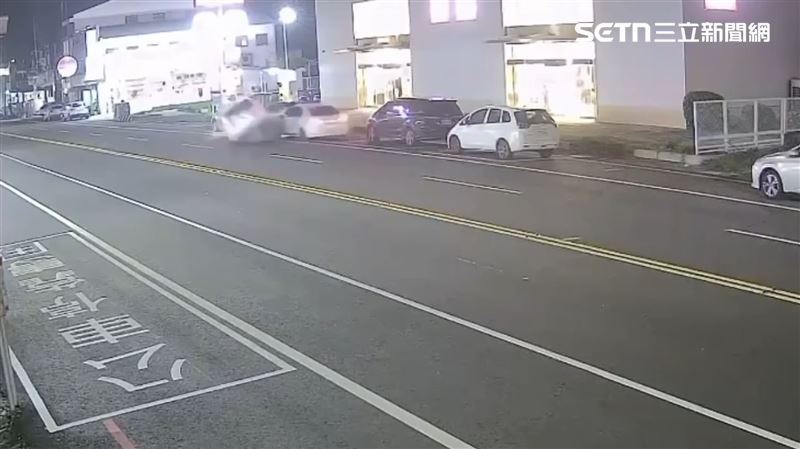 喬角度「巴庫」準備倒車，肇事駕駛駛過擦撞，下秒翻車。（圖／民眾提供）