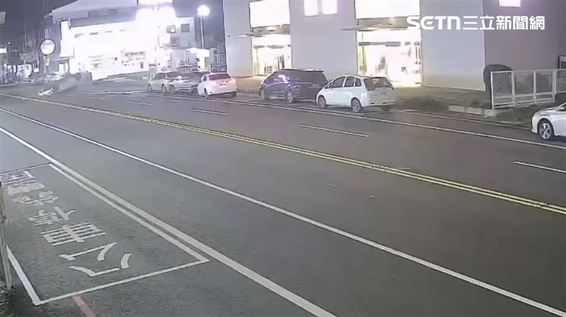 喬角度「巴庫」準備倒車，肇事駕駛駛過擦撞，下秒翻車。（圖／民眾提供）