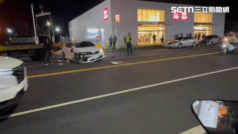 翻車的白色轎車最後被拖吊車拖走。（圖／民眾提供）