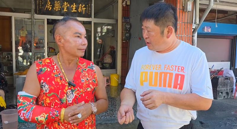 胡漢龑將慰問金交給花蓮縣議長張峻，日後統一發放。（圖／胡漢龑提供）