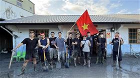 越南鏟子超人　扛著越南國旗災區合照越南移工扛著越南國旗，穿梭在花蓮光復因大淹水而滿目瘡痍的泥濘街道，在3天時間內共清理6戶，速度之快，令當地人驚訝。（馮畹芝提供）中央社記者曾婷瑄傳真　114年9月30日