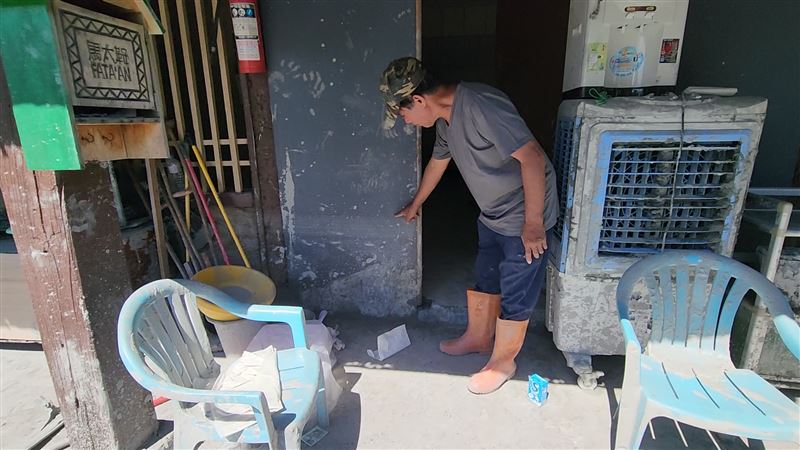 黃姓災民表示，洪水來襲時，還來不及拿拐杖就趕緊從屋內逃出，途中遇到一名友人，兩個人爬上一根水泥柱上，背對背擠在一起躲避洪災。（圖／翻攝畫面）