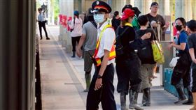 台鐵說，加開持續，讓愛接力飛行。（圖／翻攝自臺鐵臉書）