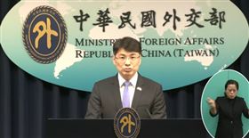 外交部發言人蕭光偉主持例行記者會。（圖／翻攝自外交部YT） 
