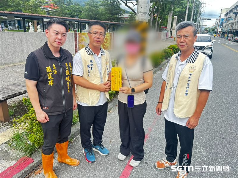 會堅持拍照，陳永聰補充說，這部分都是經過家屬同意的，主要用意是想讓捐款的大家知道，他們的愛心有確實交到每一位家屬手中，沒有中途挪用或浪費。同時也希望透過影像，傳遞這份愛與關懷，讓社會看見彼此在困難中守望相助的溫暖。（圖／受訪者提供）