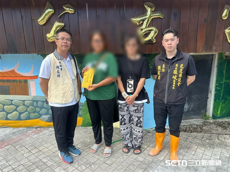 要在當地找到家屬並將善款交到他們手上，是相當不容易的任務，好在議長張峻及其兒子、同時也是辦公室主任的張宸瑋熱心協助，才讓這份心意順利傳遞到每位家屬手中。陳永聰說，多虧大家相互幫忙，才讓愛與關懷不因距離而中斷。（圖／受訪者提供）
