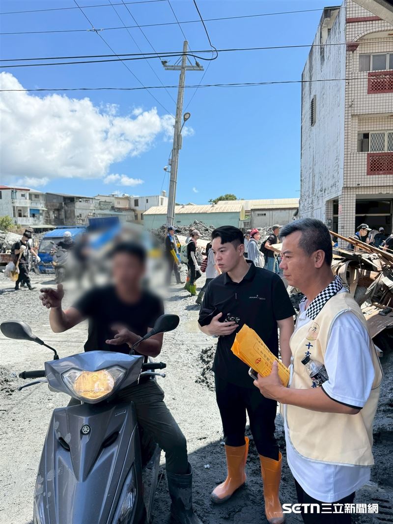 送善款的過程中，也有許多善心居民提供相關資訊或反應當地救災狀況等。（圖／受訪者提供）