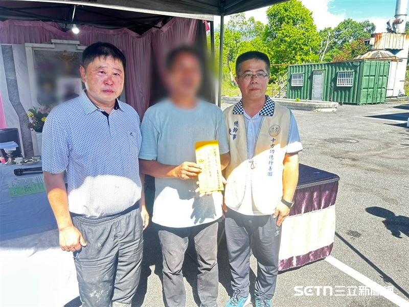 送善款的過程中，有不少家屬陳述這場災難帶來的巨大衝擊與傷痛，有人一夜之間失去摯親，有人仍在等待失聯親人的消息，情緒悲痛欲絕。家屬和當地居民的許多話語，讓人聽了都相當鼻酸，甚至忍不住哽咽落淚。圖左一為花蓮議長張峻。（圖／受訪者提供）