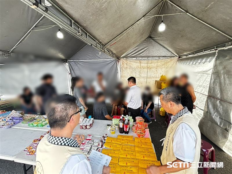 十方功德行善團總幹事陳益祥、團員林恩詮董事長與團員東東直奔花蓮，將募得的207萬多的善款，逐一送到罹難者或失聯家屬手中，希望能協助他們度過難關。議長張峻，協助聯繫家屬，同時給予暖心的慰問。（圖／受訪者提供）