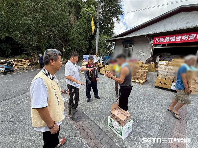 議長張峻所成立的物資站，秉持即時援助的精神，只要有民眾有需要，都可隨時到現場領取生活必需品；若哪裡有物資短缺的情況，團隊也會立即調度、送達，確保每位災民都能及時獲得協助。（圖／受訪者提供）